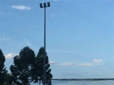 Tulvavalojen korkea mastojen tuotantoprosessi